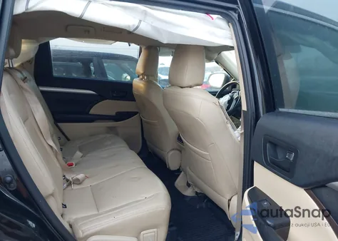 2019 Toyota Highlander Le Plus z USA, uszkodzony, nr VIN 5TDBZRFH2KS701395